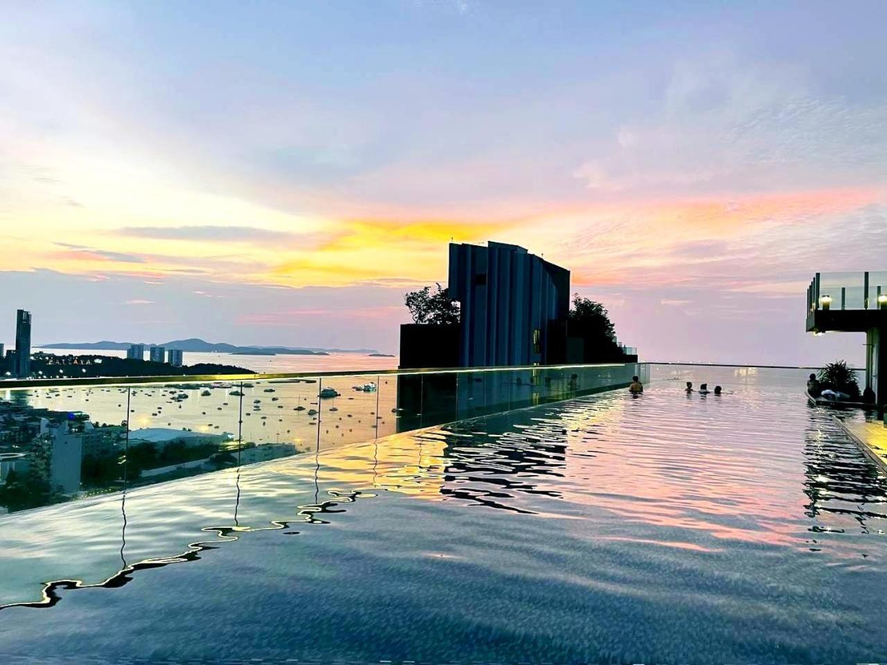 The Base Deluxe Lägenhet Pattaya Exteriör bild