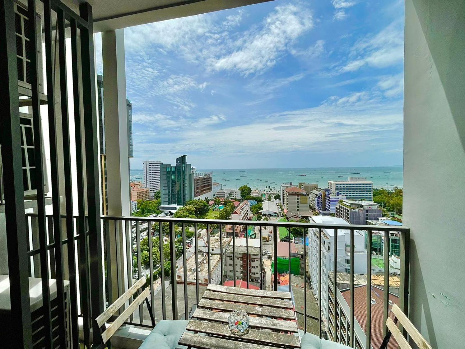 The Base Deluxe Lägenhet Pattaya Exteriör bild