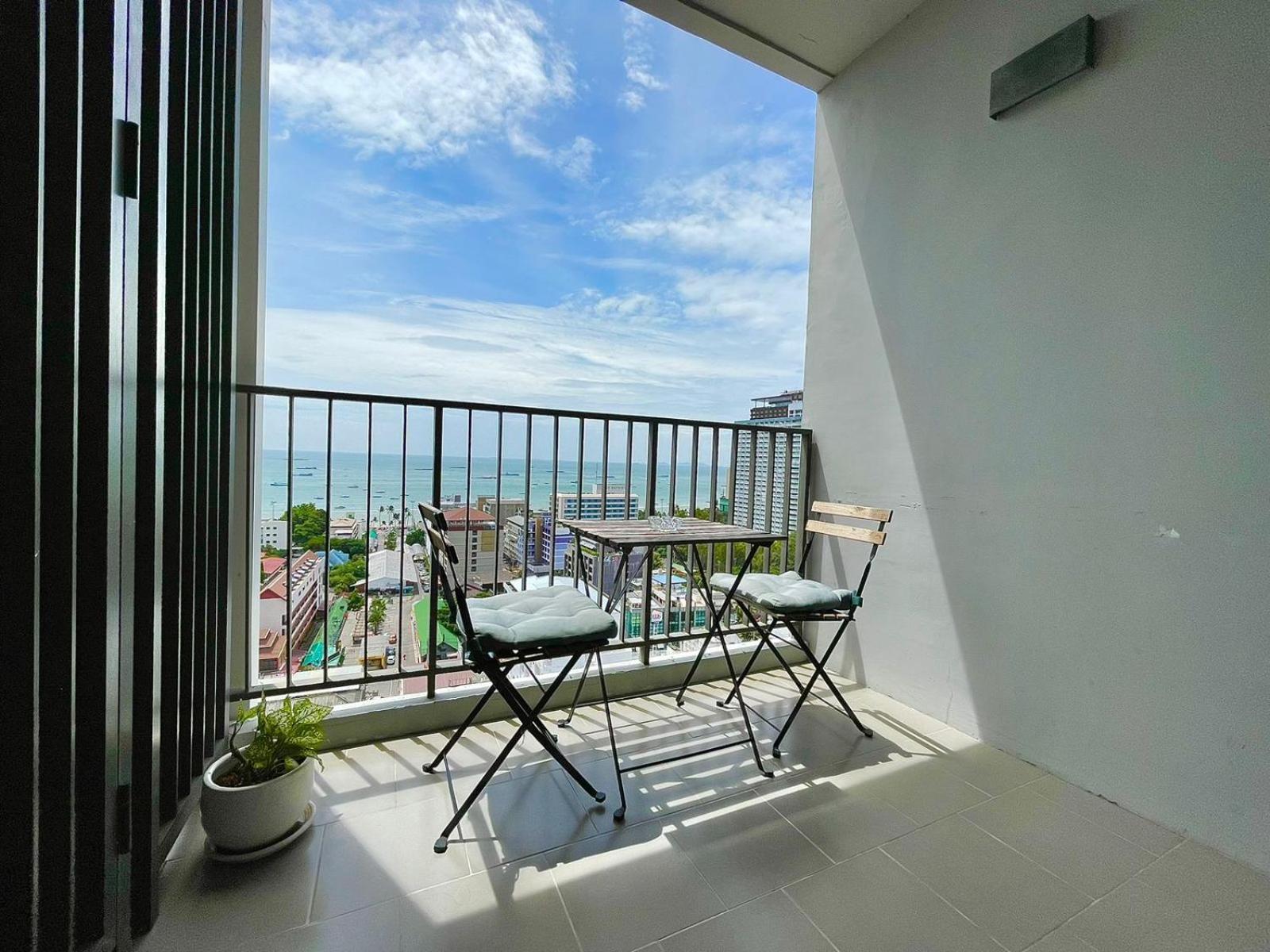 The Base Deluxe Lägenhet Pattaya Exteriör bild