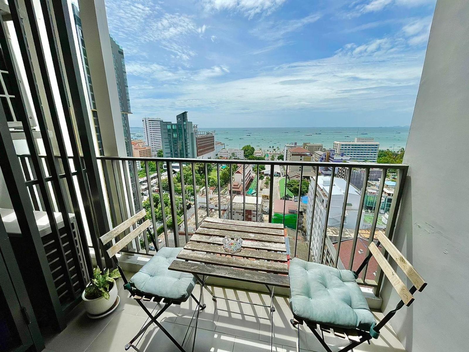 The Base Deluxe Lägenhet Pattaya Exteriör bild